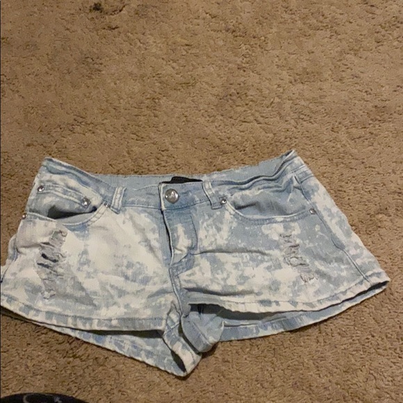 Sirens seductions jean shorts - Picture 2 of 4